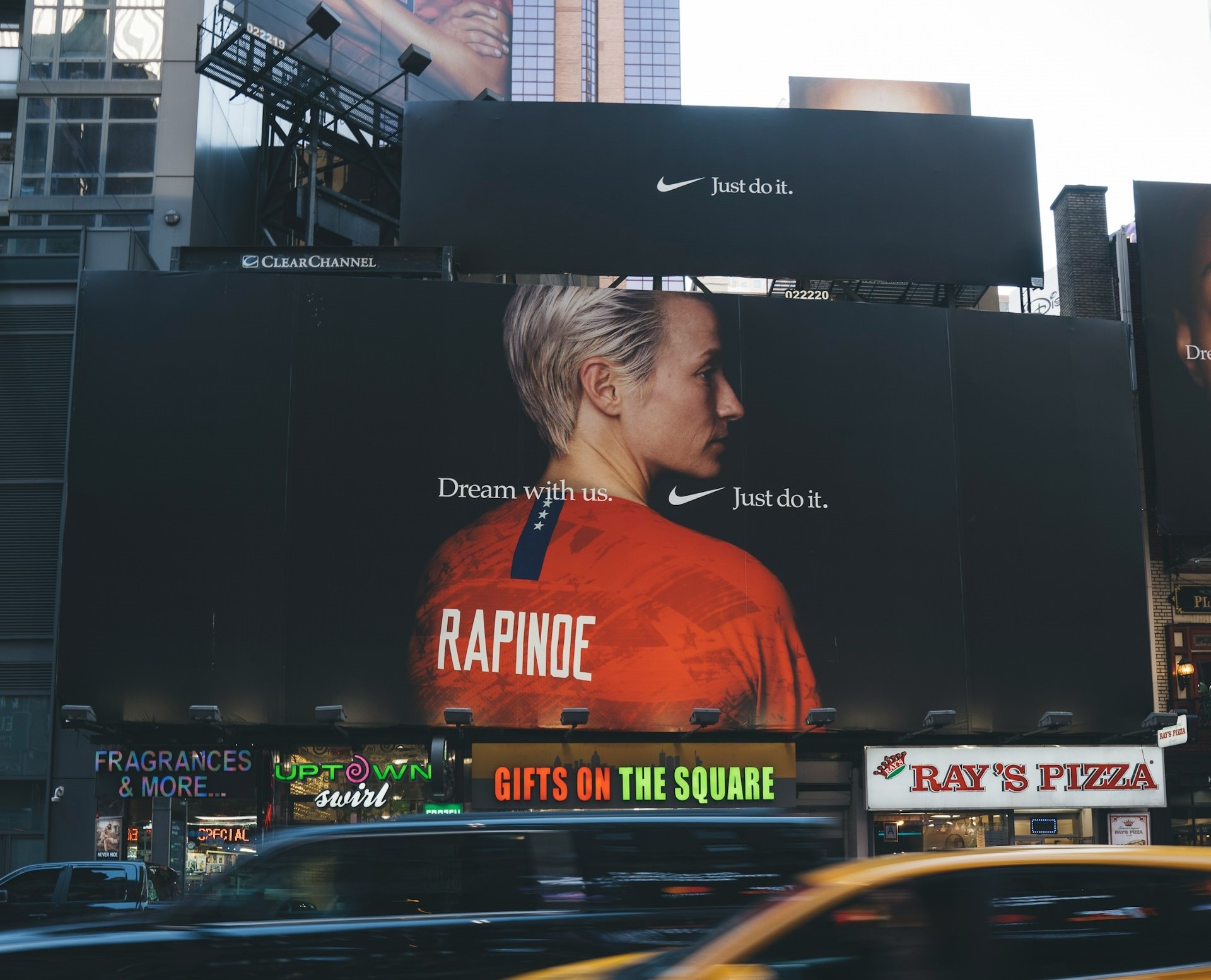 لوحة إعلانية رقمية مذهلة على شارع الرياض